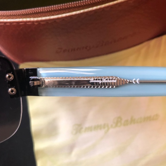 TOMMY BAHAMA SUNGLASSES WITH CASE AND DUST. LOTH